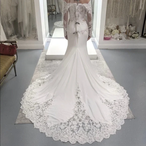 Pronovias Della Crepe Wedding Dress - Picture 4 of 6